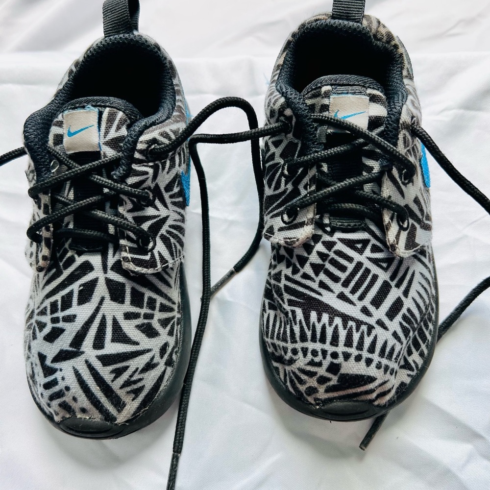 Toddler Nike Roshe Run Wolf 8C
Todder Boy black/gray/blue